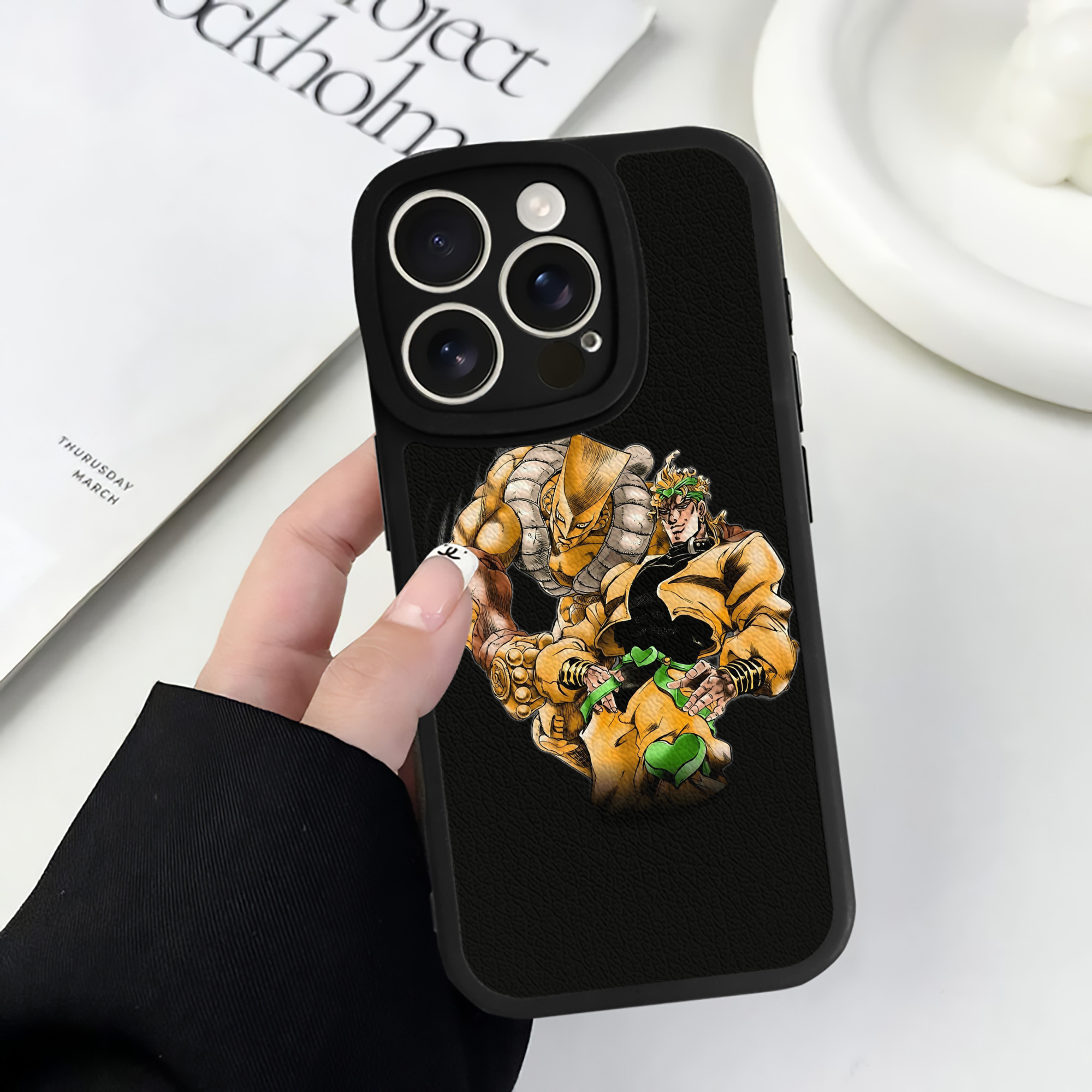 （画像用） ジョジョの奇妙な冒険 ディオ?ブランドー JoJo's Bizarre Adventure Dio Brando 【iPhone 16シリーズ対応】シリコンスマホケース（レザー調） 材質：シリコン